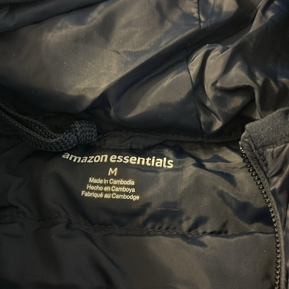 NWT Amazon essentials puffer jacket with hood. - Picture 3 of 8